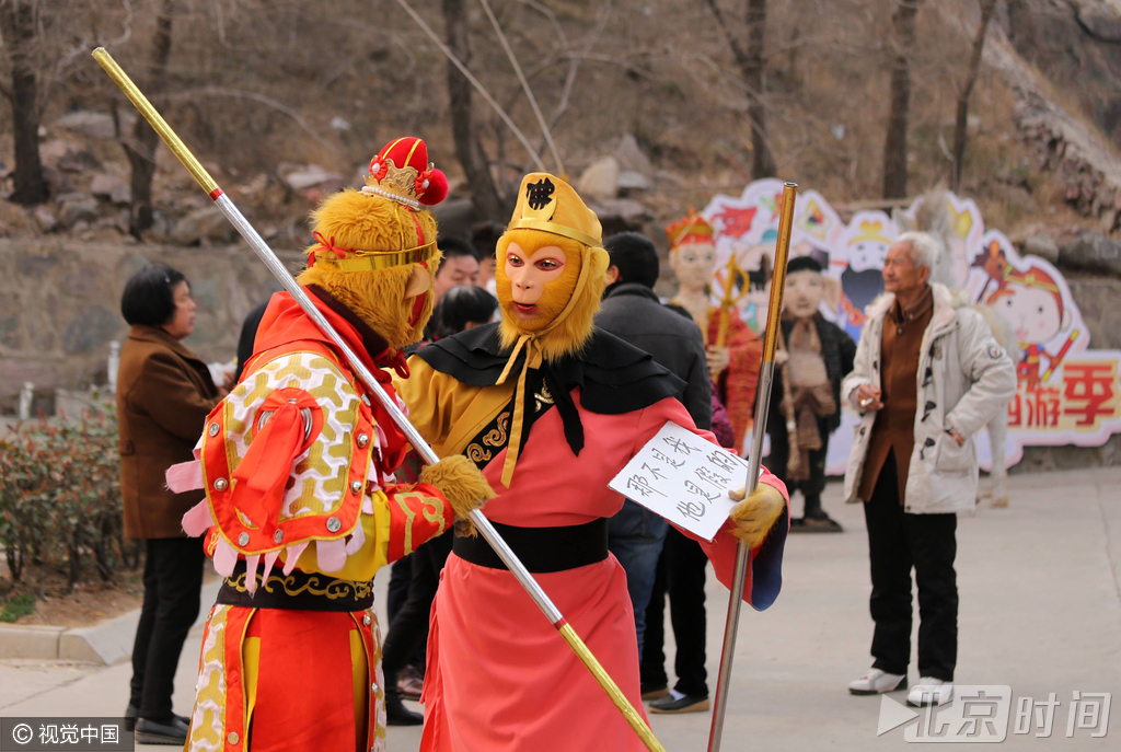 据了解,自从前一段时间中国猴山五龙口的演员下乡演出,穿着大圣服装被交警查住之后,给大家也增添了许多莫名的喜感。图:视觉中国