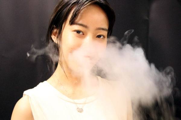 液态氮做的冰淇淋吃起来鼻子和嘴巴都"冒烟"(图)