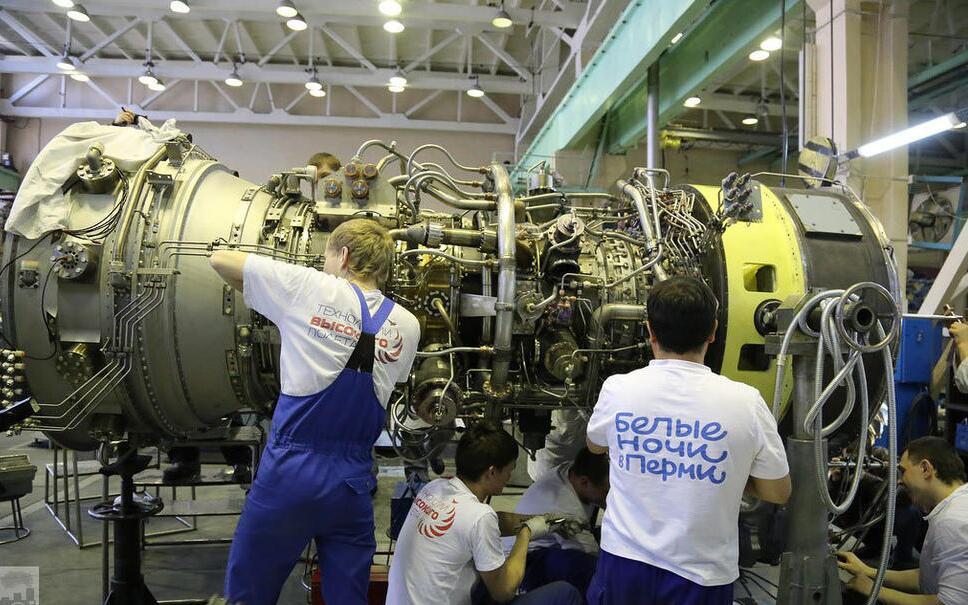 8月29日，中国航空发动机集团挂牌成立，航空发动机是人类有史以来最复杂最精密的工业产品，被誉为“工业之花”。让我们跟随记者的镜头走访俄罗斯彼尔姆发动机公司，探寻航空发动机的制造秘密。