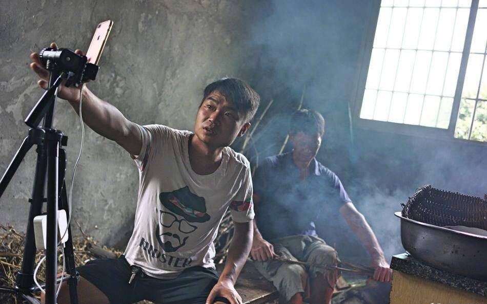 留守男子直播农村生活 成为半年获8万打赏的网红