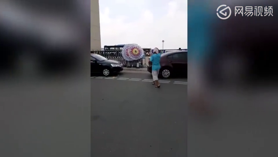 合肥一女生练车突感不适身亡 家属驾校内摆花圈