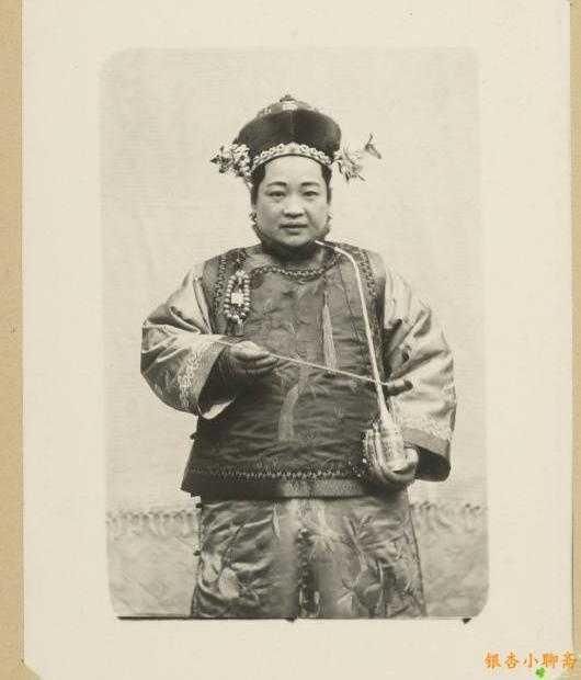 历史老照片-没有美颜相机的清朝女子照片什么样?最漂亮的居然是?