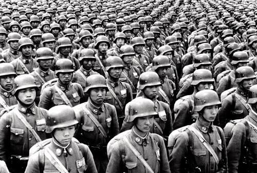 现在军人回家探亲 为什么大家都不愿意穿着军