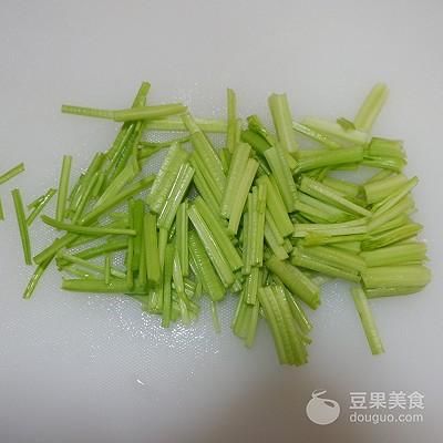 2,香芹洗淨,摘去葉子