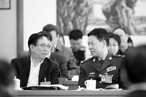 李玉赋代表(左)与魏佑江代表相互交流.