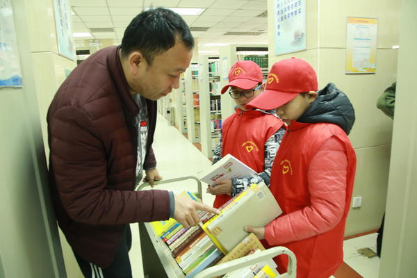 郑州经开区外国语小学师生走进图书馆参加志愿活动