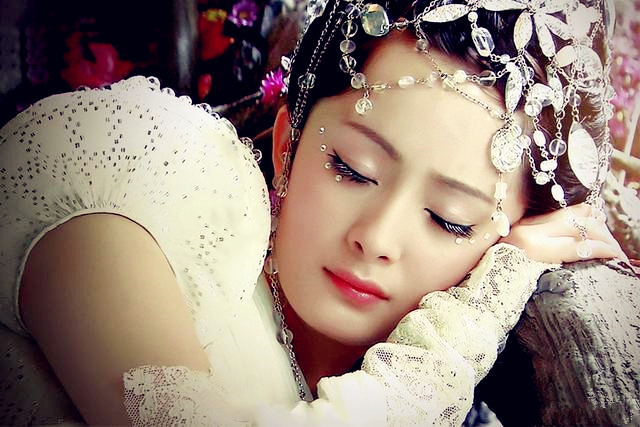 杨幂和关晓彤同戴宝石头饰,小11岁却输的一塌糊涂!