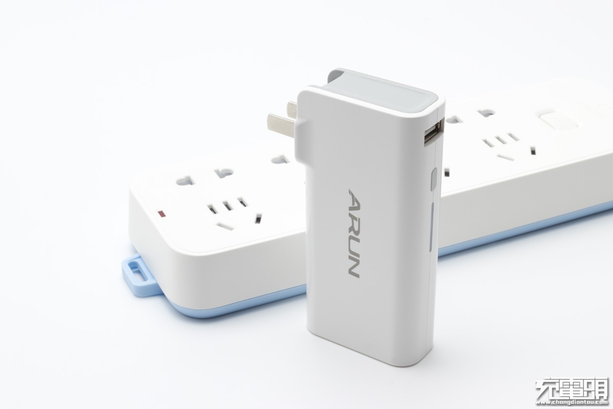 充电器充电宝二合一:海陆通推出5000mAh直插式充电宝 充电器充电宝二合一:海陆通推出5000mAh直插式充电宝