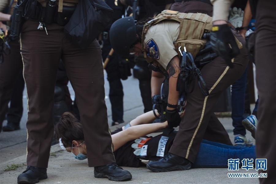 5月31日，在美国明尼苏达州明尼阿波利斯市，一名示威者被警察逮捕。