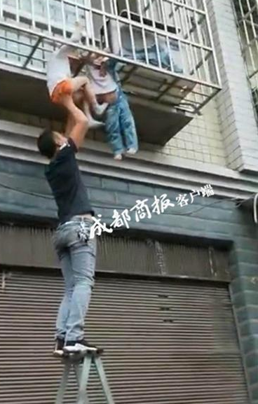 梯子爬二楼窗户 t0154abbd4391290384.png?size=368x577