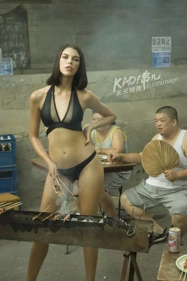 摄影师为女模特拍摄了一组胡同性感大片儿。这样的撸串儿场景你一定没见过。