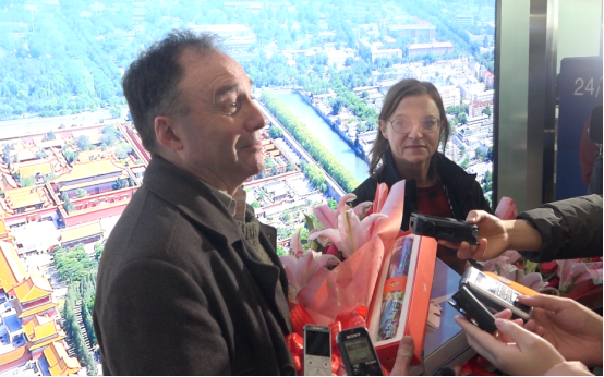 首都机场86名旅客尝鲜144小时过境免签