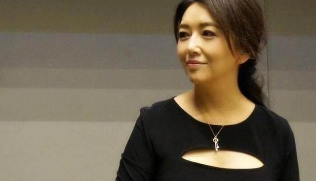 她曾和张嘉译合作,有演技却总不火,如今50岁二