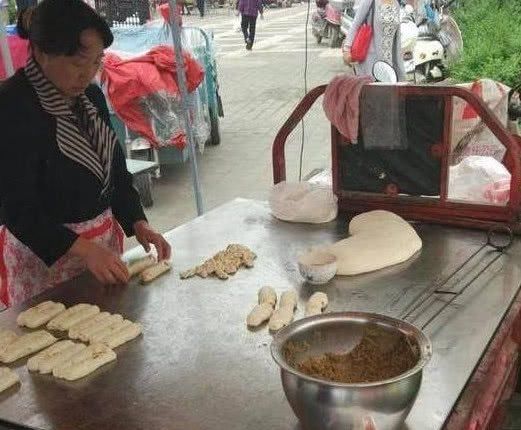 这位大姐就靠这手艺养家糊口,每天都有人排队