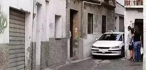 新手课堂:开车遇到窄路时 怎么判断车宽是否能