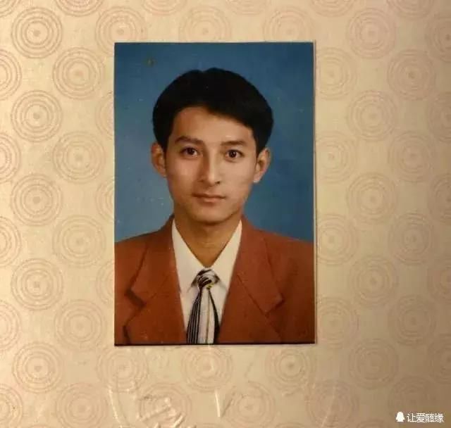 快乐家族纷纷晒毕业照,何炅被夸逆生长,吴昕杀