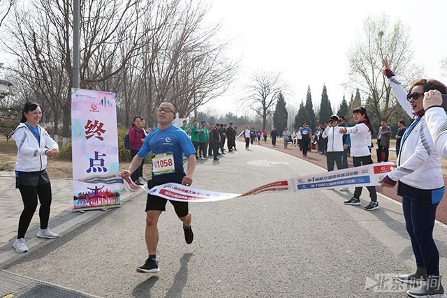 健康跑!3小时半马友谊赛你追我赶点燃体育激情