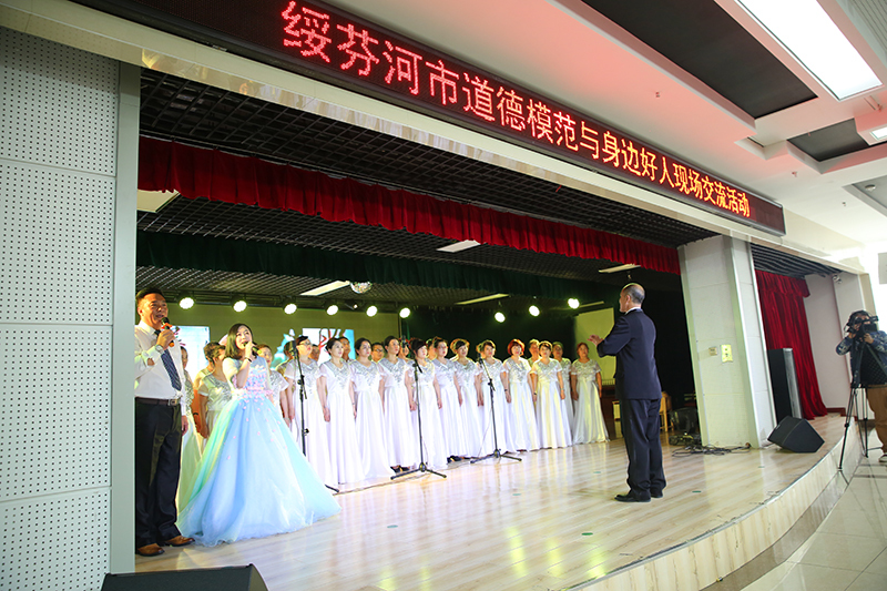 图为,演员们与观众齐唱《公民道德歌》(图片来源:绥芬河文明网)