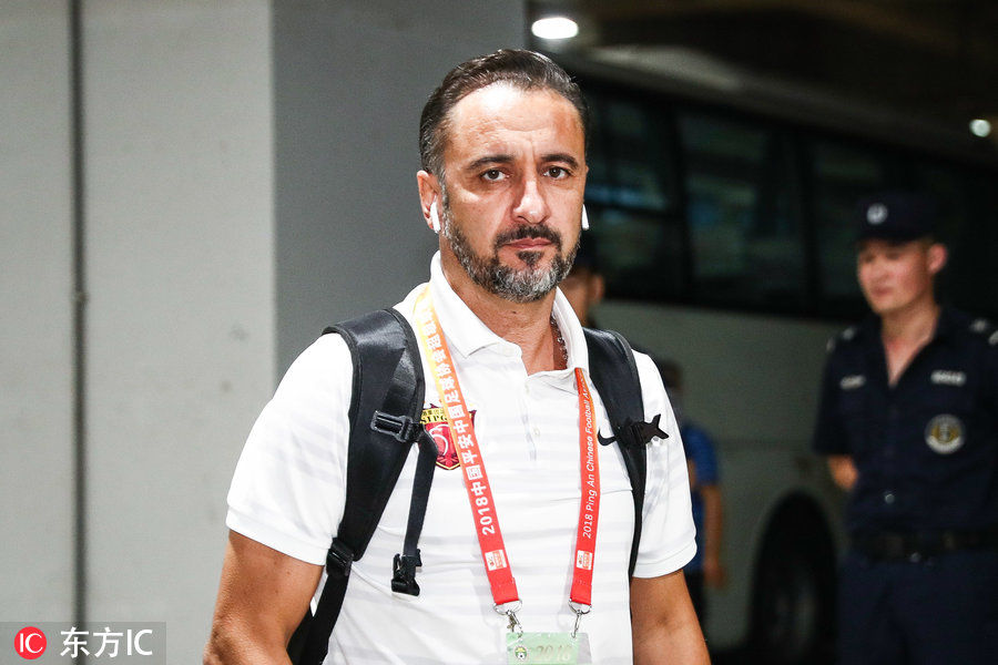 上海上港将帅抵达赛场 武磊自提两双球鞋