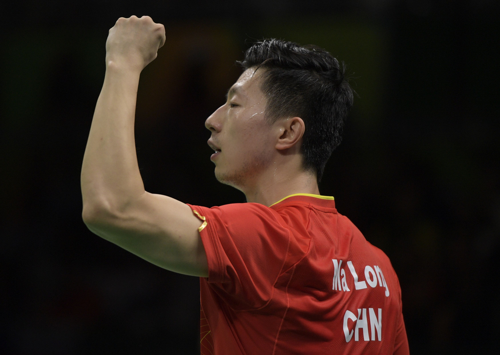 第三局马龙继续用拉球控制住朱世赫，他很快以7比2领先。此时朱世赫根本无法给马龙形成威胁，随着马龙正手拉直线得分，11比4，马龙锦上添花以3比0赢下，中国队把总比分扩大为2比0。
图为马龙庆祝。