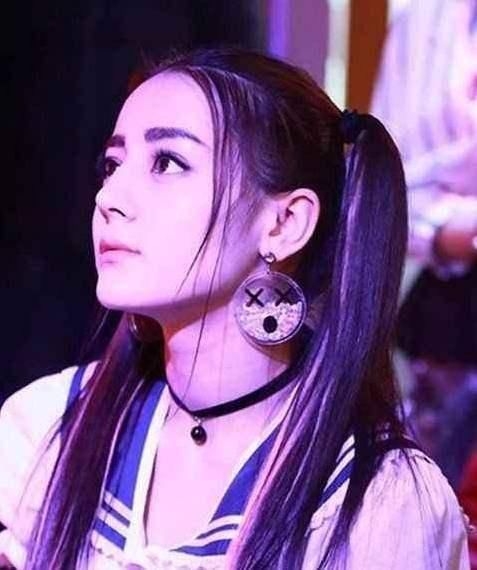 Baby和迪丽热巴同扎双马尾,究竟谁更美?