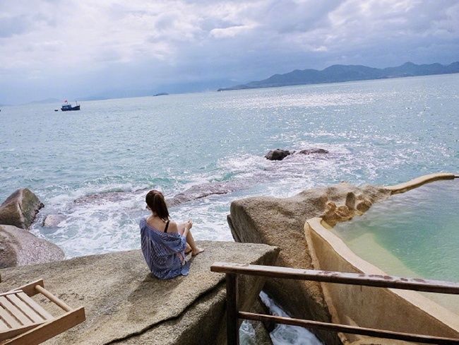 何穗穿比基尼海边嬉戏 皮肤白嫩性感迷人