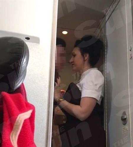 陌生男女厕所激战 空姐开门乘客嗨翻