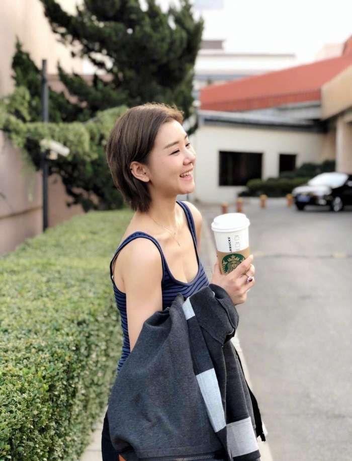 李小萌晒素颜美照,皮肤白皙,身材傲人