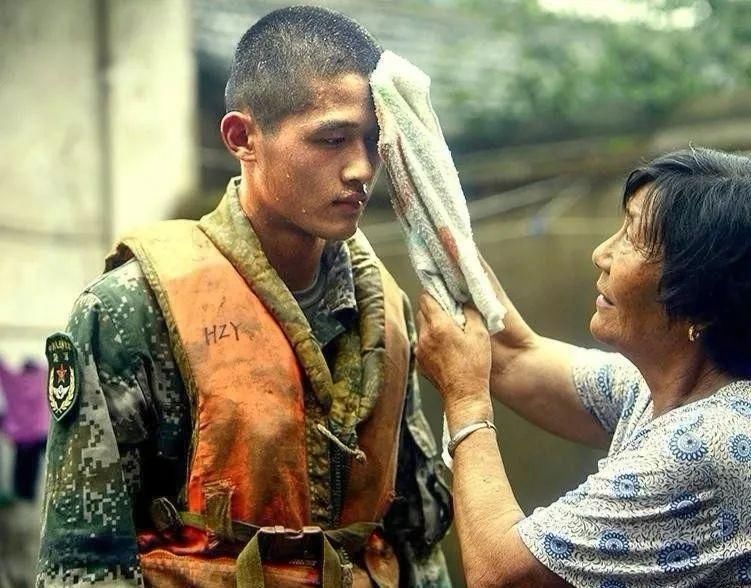 中国军人这些令人心碎的照片,看到第一张就忍