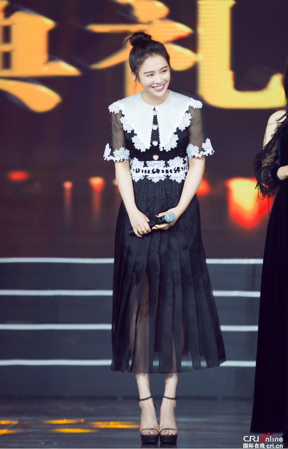 马思纯黑色长裙大方优雅 再获学会奖现场向前辈致敬