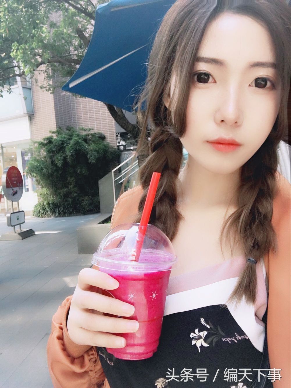 斗鱼17岁女主播主持LPL夏季赛,为何瞬间引来