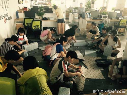 党员带头参加鞋盒礼物分装志愿服务活动