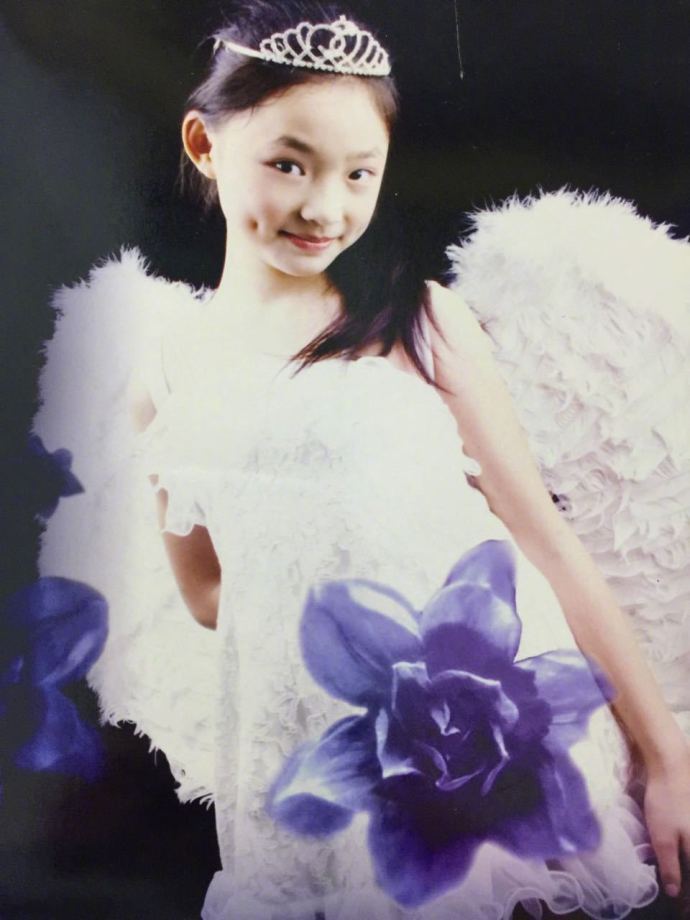 林允童年艺术照曝光 超深酒窝十分抢镜(图)