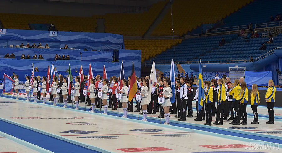 3月18日上午,2017年北京世界女子冰壶锦标赛开幕式在首都体育馆成功举办。开幕式上,来自世界各地的12支女子冰壶国家队运动员迈着矫健地步伐入场。