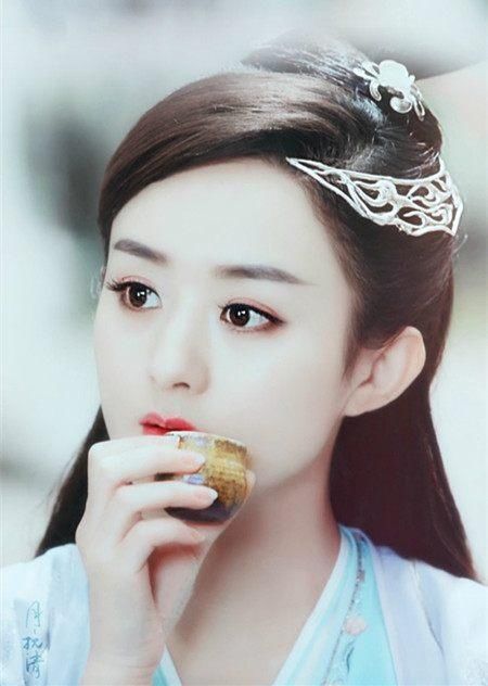 古装剧手拿团扇,赵丽颖娇羞似花,景甜红妆惊艳