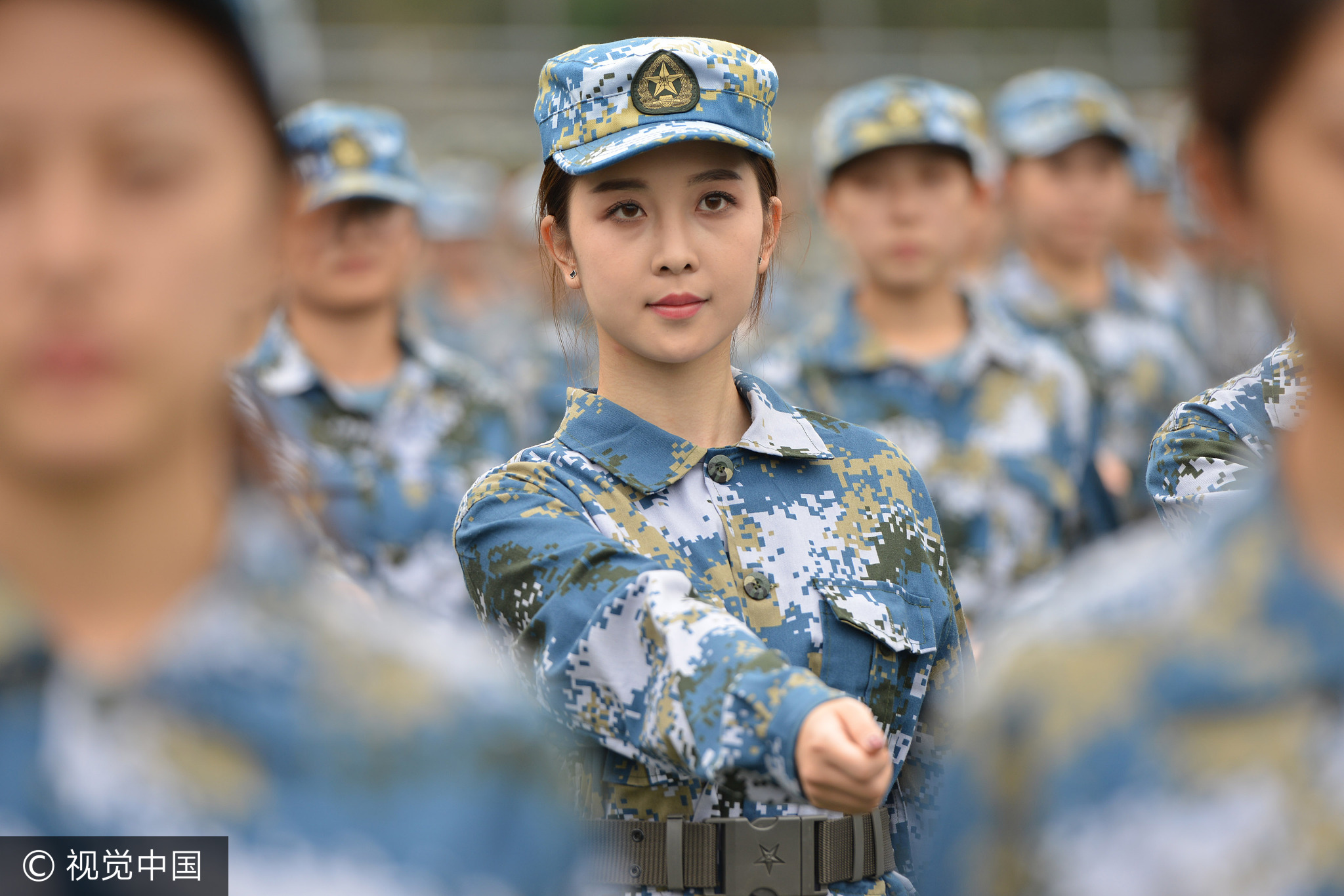 南京艺术学院2017级新生正在进行军训。
