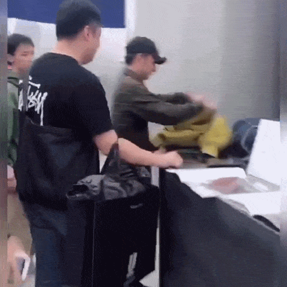 李维嘉日本购物被网友偷拍 怒怼:叫你别拍听到没有(图2) 李维嘉日本购物被网友偷拍 怒怼:叫你别拍听到没有(图2)