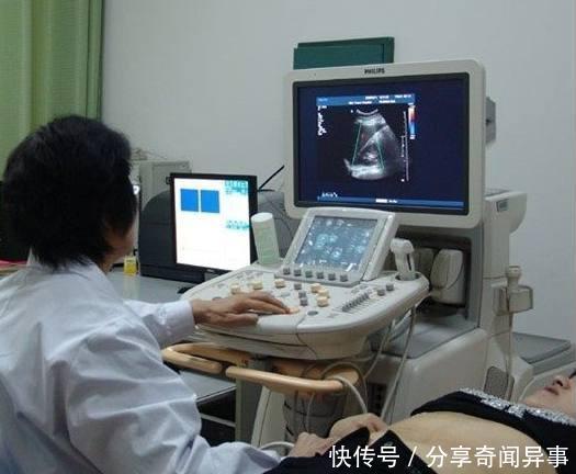 农村宝妈玩手机砸中宝宝左眼,导致宝宝脑震荡