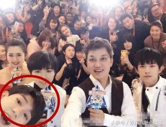 明星合影里的抢镜王:王源俏皮,赵丽颖无辜,甜