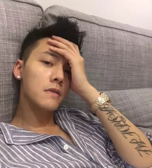 陈伟霆baby昔日情侣纹身曝光,窦靖童成纹身领