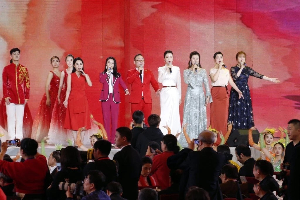 百花迎春2020年春节大联欢 压轴曲首邀胡启圣合唱《到人民中去》(图2) 百花迎春2020年春节大联欢 压轴曲首邀胡启圣合唱《到人民中去》(图2)