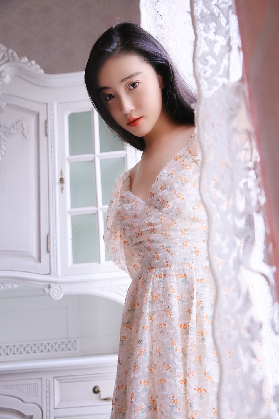 豆瓣女神张辛苑晒花裙写真 深v撩人秀事业线