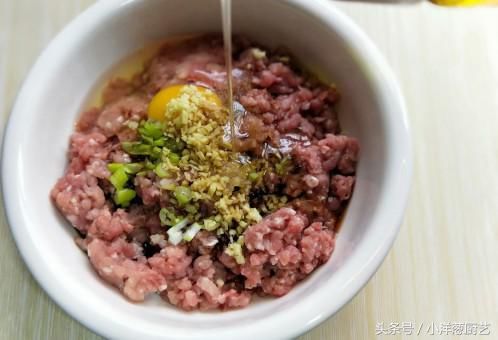 芹菜猪肉水饺怎么调馅?怎么包花一样的饺子?