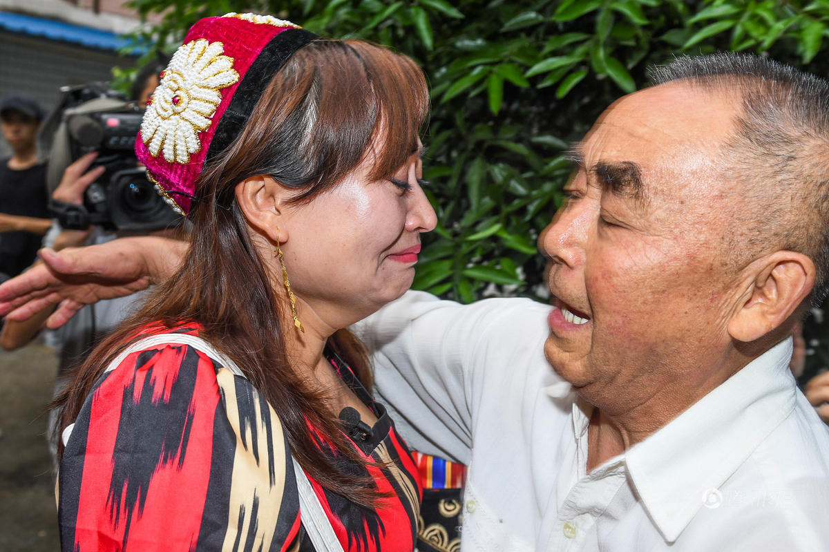 ",时隔19年,热娜古力·买哈买提再次听到那一声熟悉而又陌生的呼喊