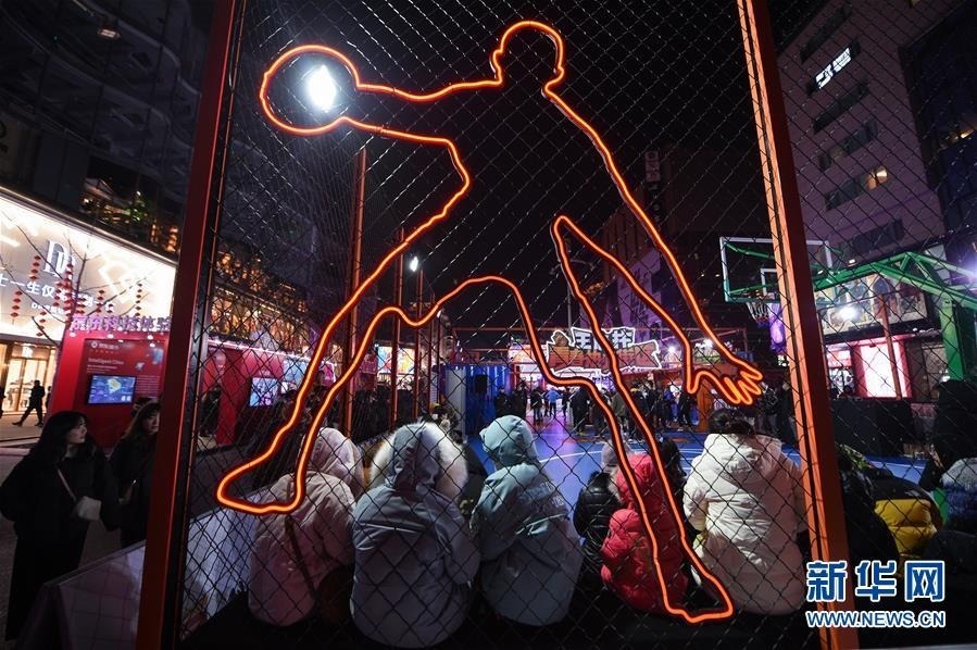12月20日，市民和游客在新开街的王府井步行街北延段“青春热力街区”游览。新华社记者 鞠焕宗 摄