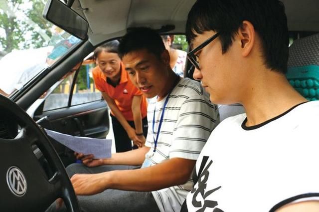 揭开层层迷雾,驾校教练一个月拿多少钱?退休老