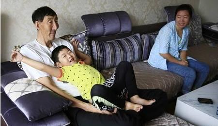 除此之外,他们的年龄差也非常大,鲍喜顺比夏淑娟大了整整28岁,比自己