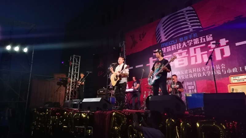 大学生卡车上举办音乐节 另类创意燃爆全场