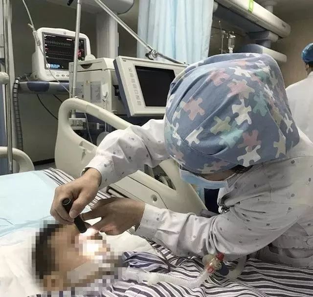 1岁半宝宝意外溺水生命垂危,溺水急救法你真的