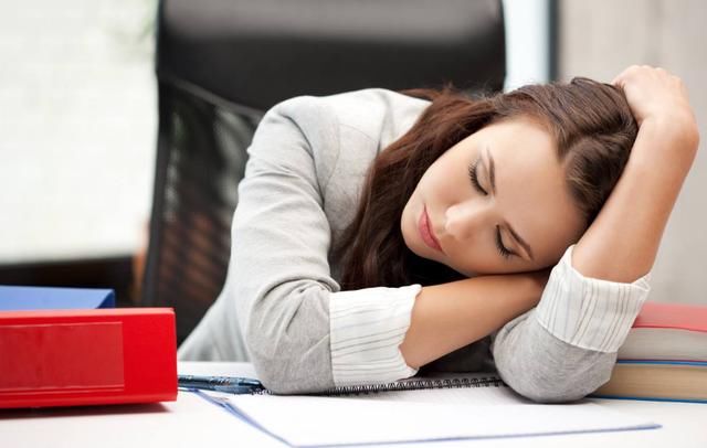 晚上睡不着,白天总犯困?脚上两个穴位,按一按双向调治!